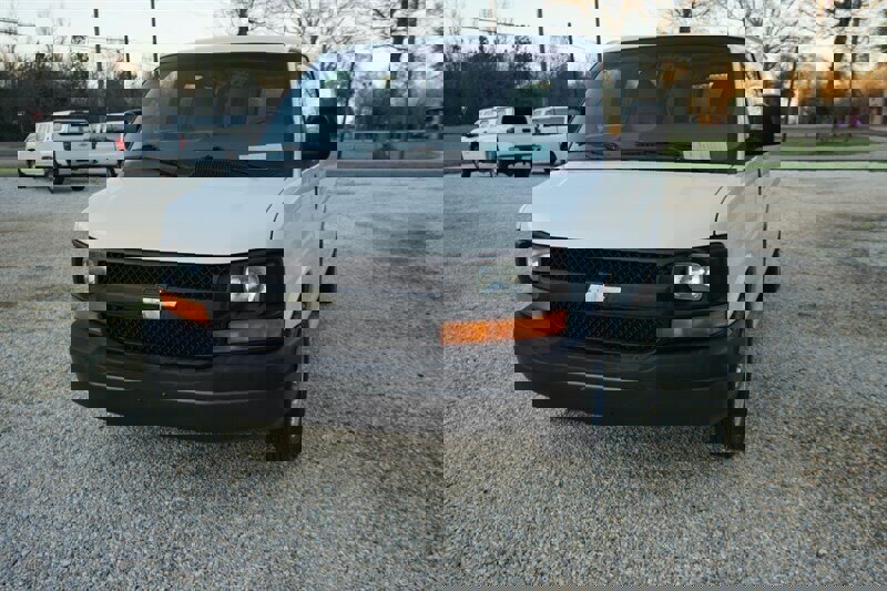 Used 2010 Chevrolet Express 1500 image 5