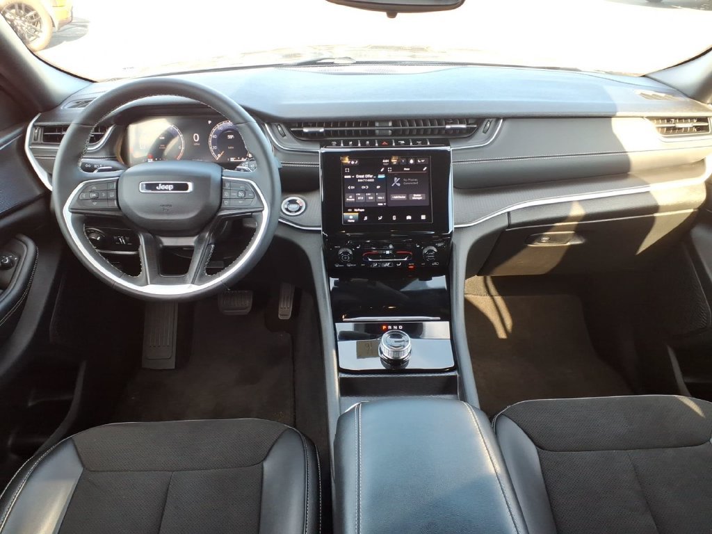 Used 2024 Jeep Grand Cherokee Altitude AWD/4WD image 9