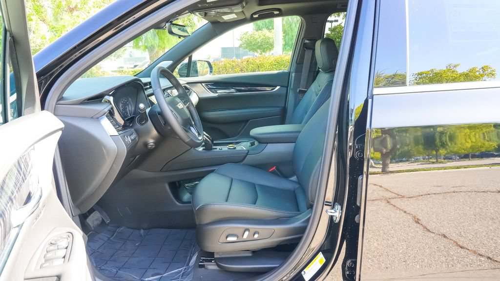 Used 2025 Cadillac XT6 Premium Luxury w/ Technology Package FWD image 17