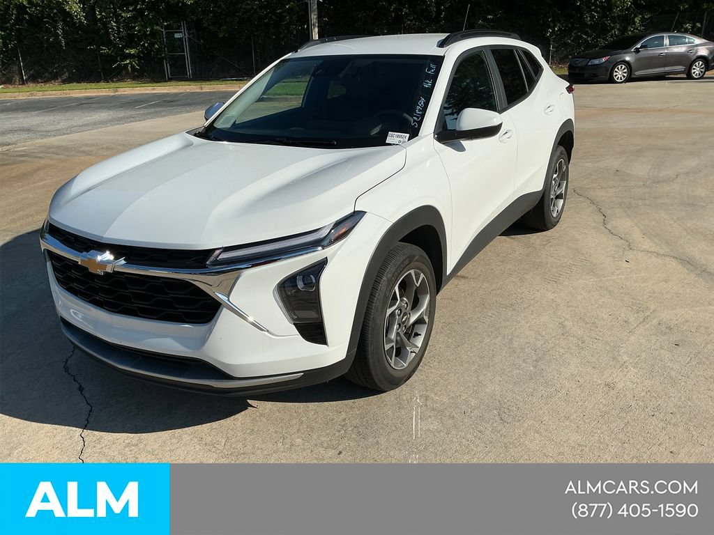 Used 2025 Chevrolet Trax LT FWD image 1