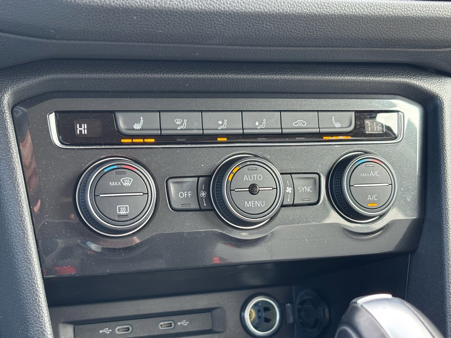 Used 2021 Volkswagen Tiguan SE image 9