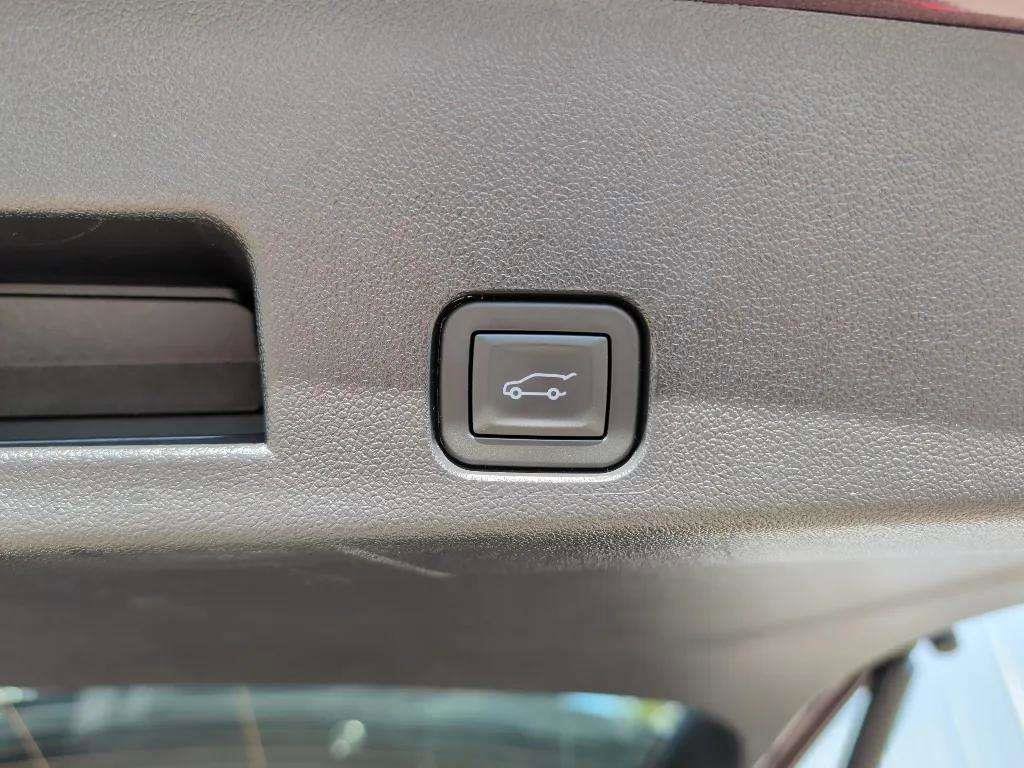 Used 2025 GMC Acadia Elevation image 18