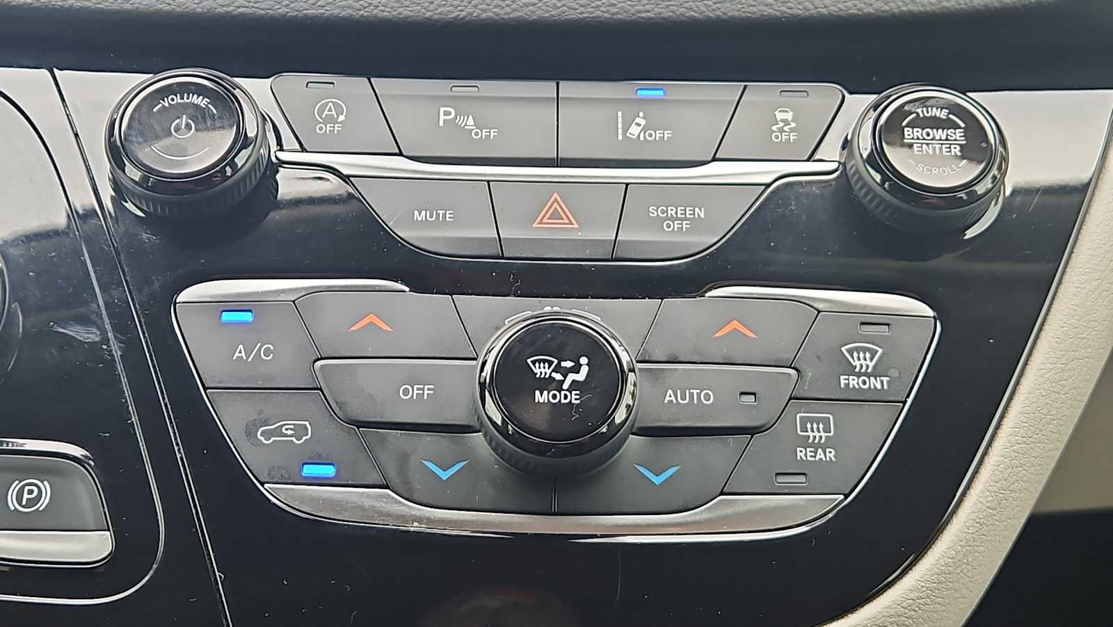 Used 2023 Chrysler Pacifica Touring-L image 16