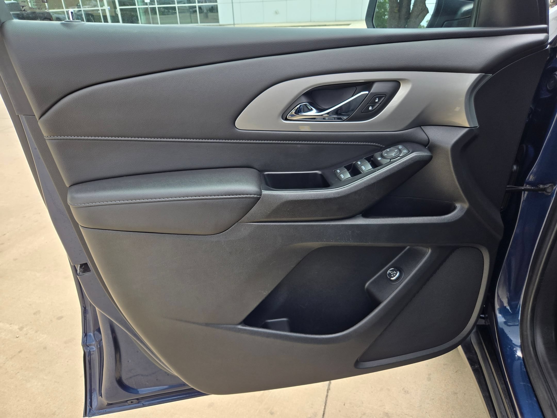 Used 2022 Chevrolet Traverse LT FWD image 19