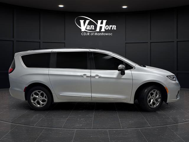 Used 2023 Chrysler Pacifica Limited w/ Uconnect Theater Family Group image 2