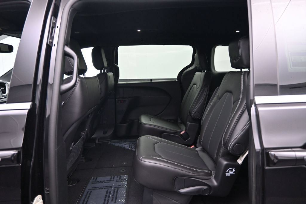 New 2027 Chrysler Pacifica Select FWD image 21