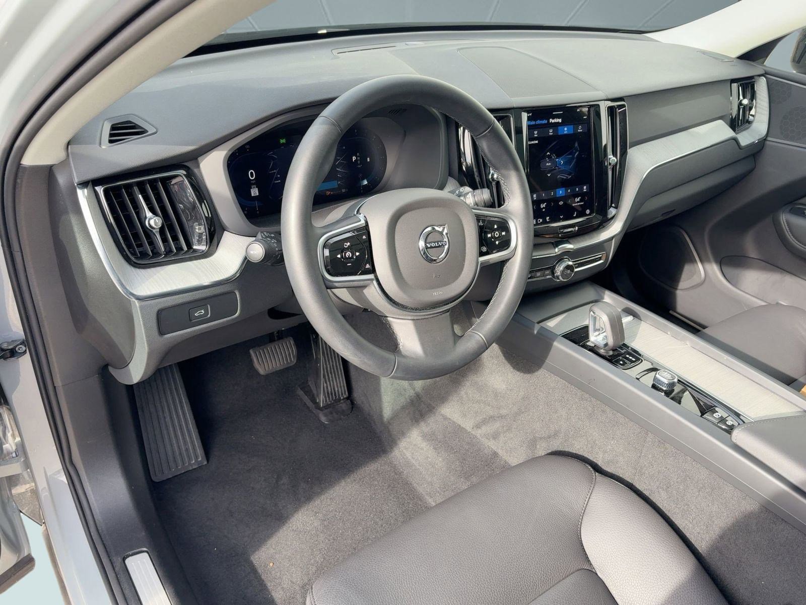 Certified 2025 Volvo XC60 B5 Plus image 4