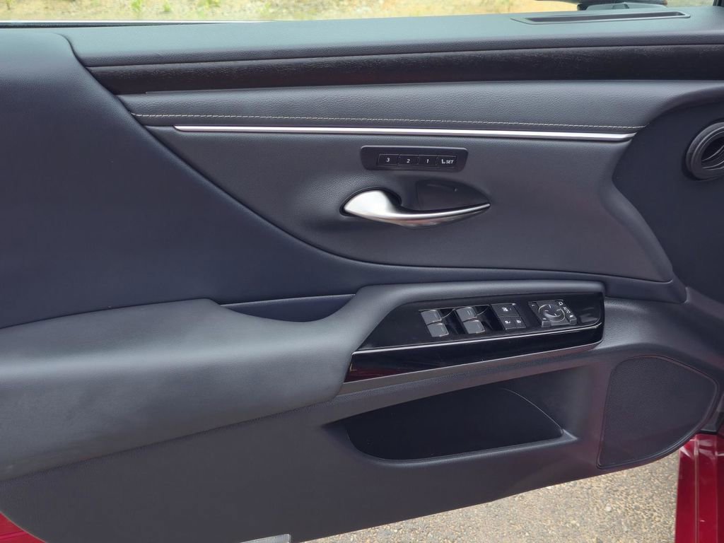 Used 2025 Lexus ES 350 w/ Premium Package FWD image 9
