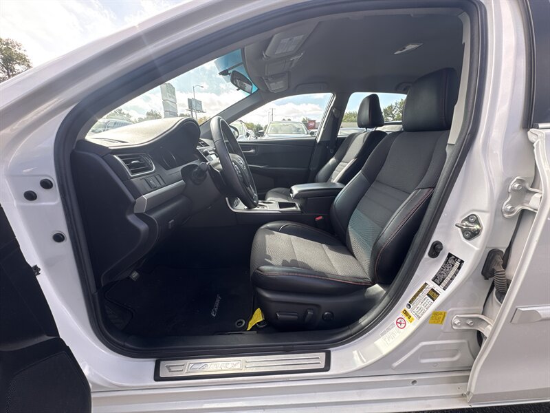 Used 2017 Toyota Camry SE w/ Protection Package (Q2) FWD image 11