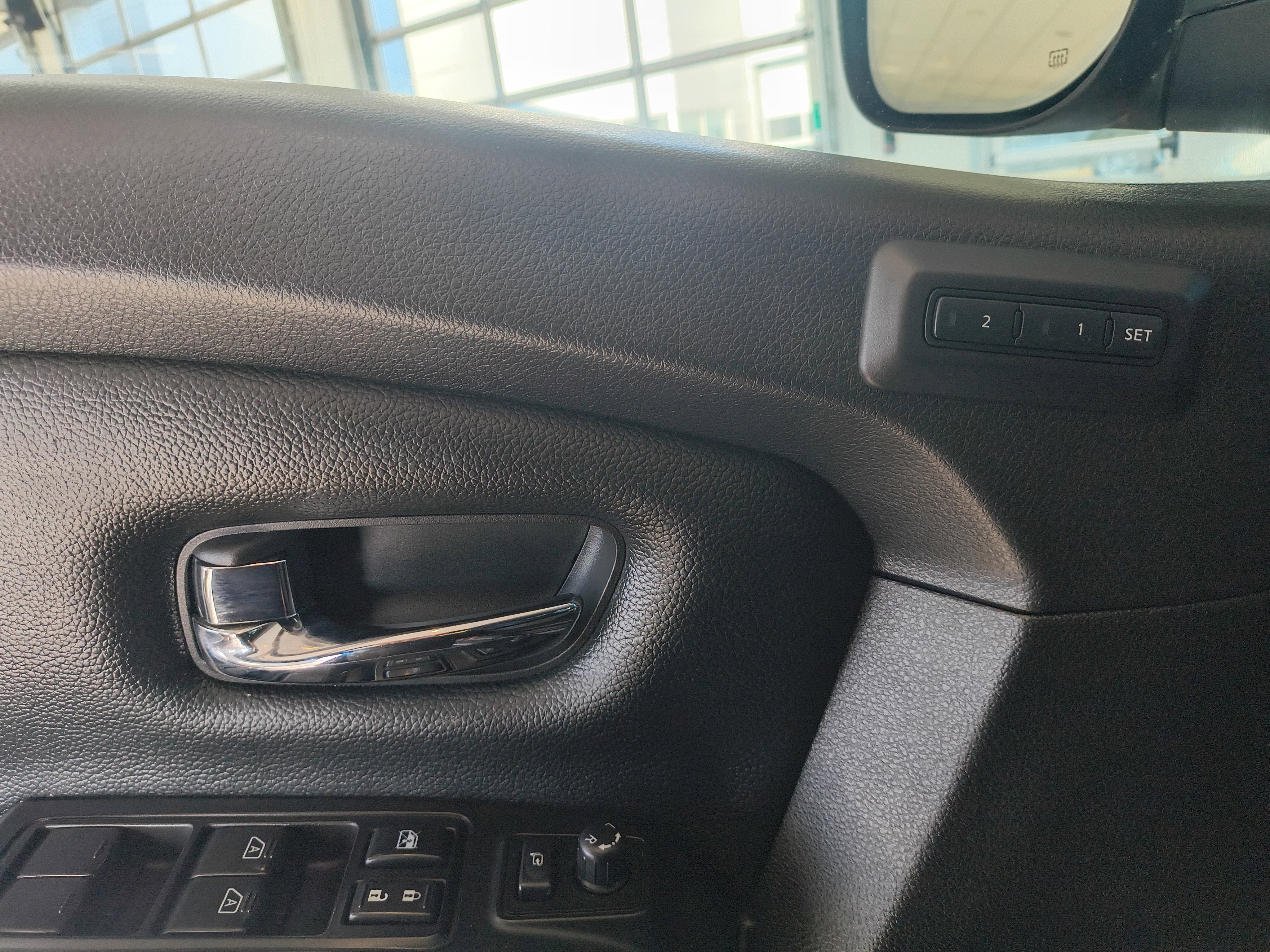 Used 2017 Nissan Titan SL image 9