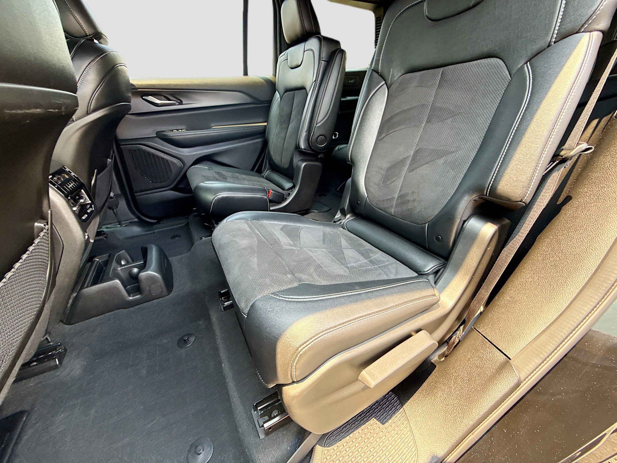 Used 2024 Jeep Grand Cherokee L Altitude AWD/4WD image 20