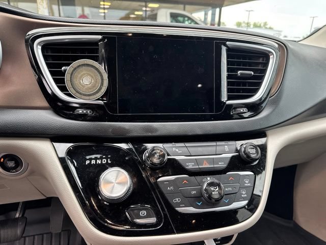Used 2017 Chrysler Pacifica Touring-L Plus w/ Tire & Wheel Group FWD image 7