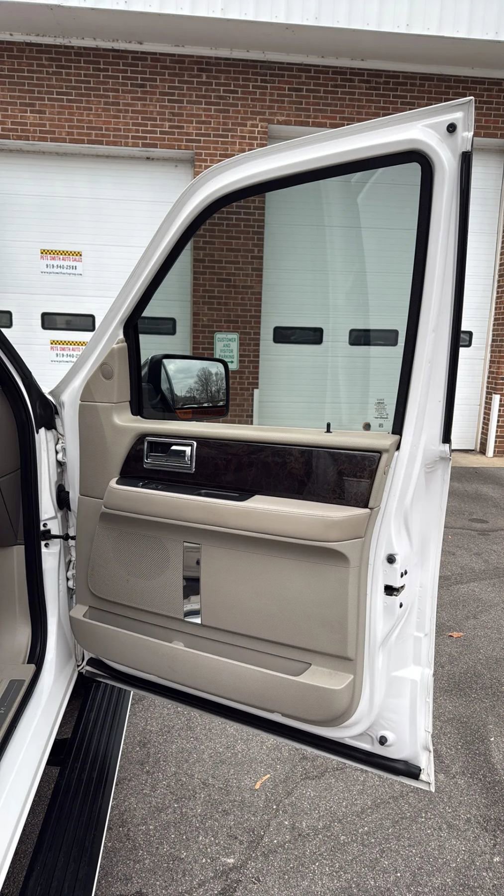 Used 2016 Lincoln Navigator Select image 19