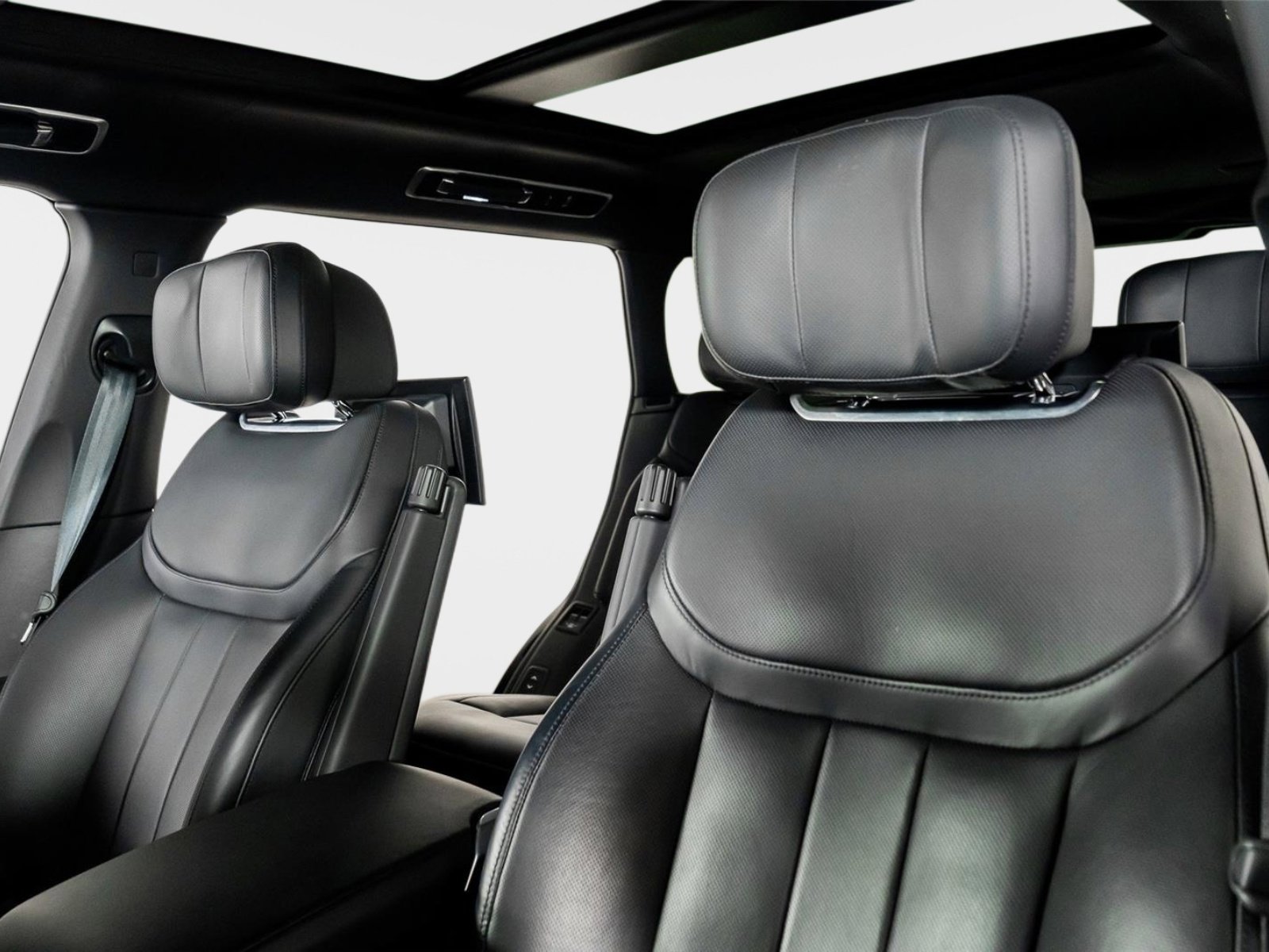 Used 2024 Land Rover Range Rover Long Wheelbase Autobiography image 3