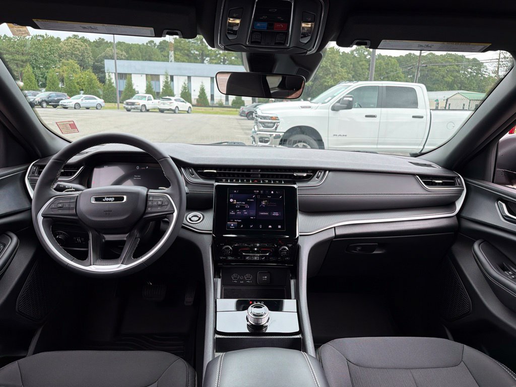 Used 2025 Jeep Grand Cherokee Laredo X w/ Luxury Tech Group I AWD/4WD image 8