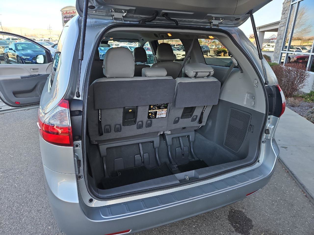 Used 2020 Toyota Sienna L FWD image 23
