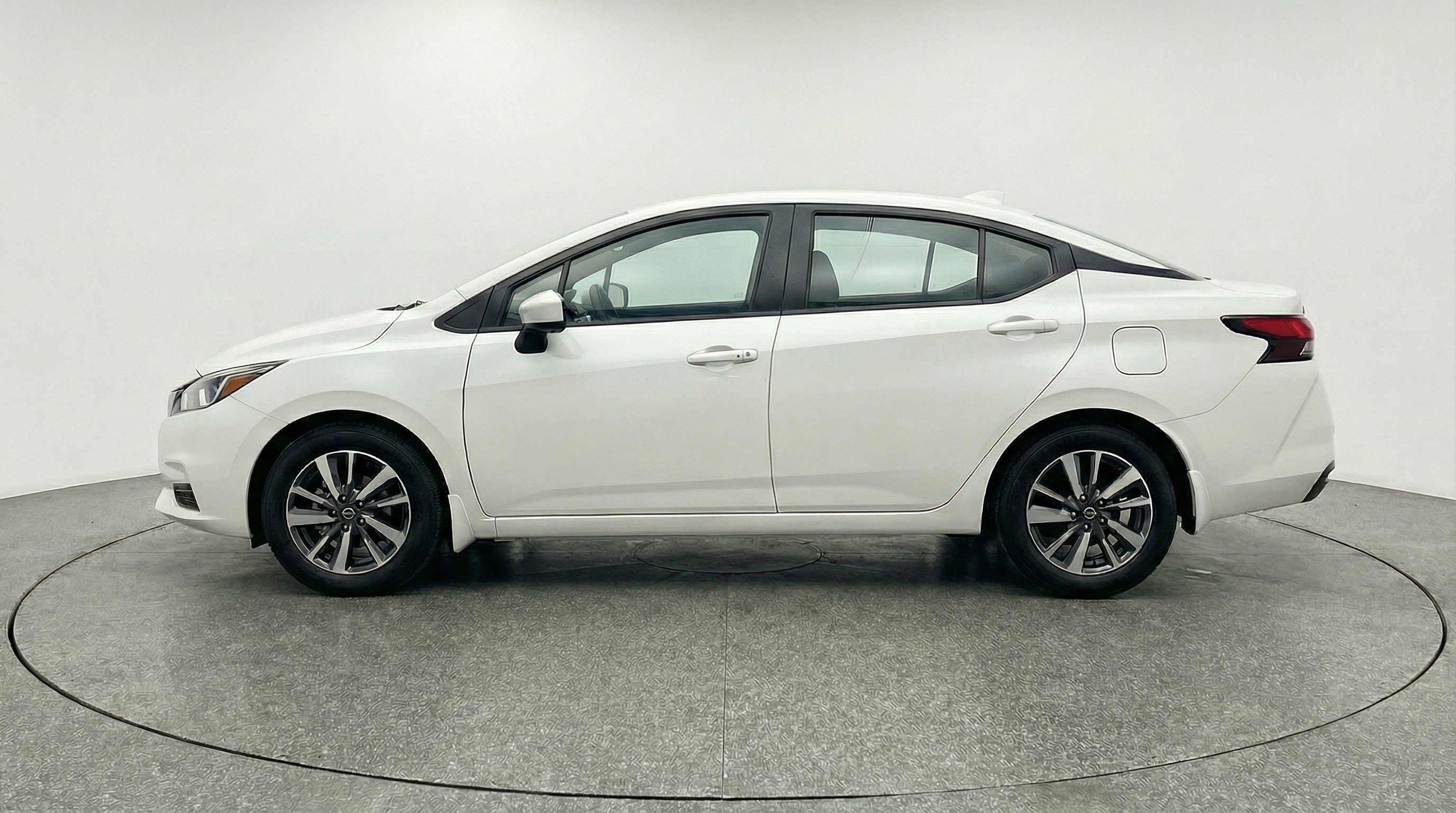 Used 2025 Nissan Versa SV image 5