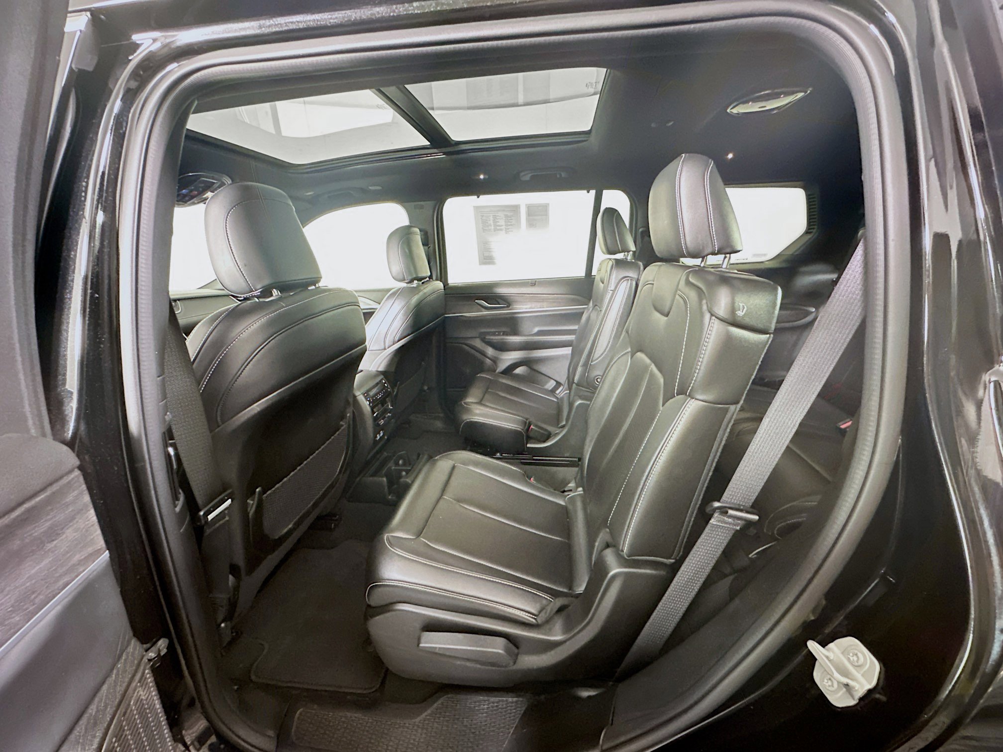 Used 2024 Jeep Grand Cherokee L Limited w/ Luxury Tech Group II image 27