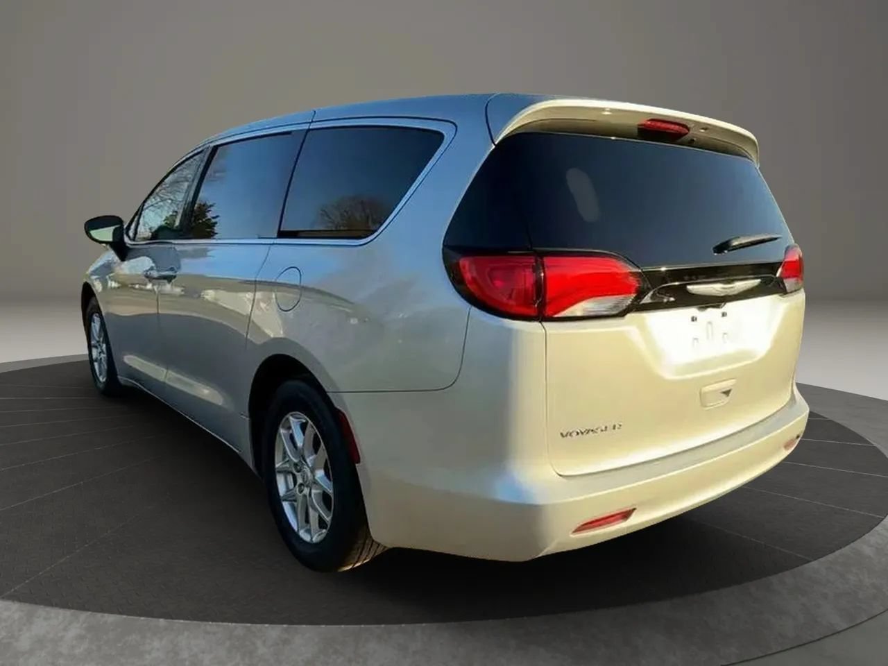 Used 2023 Chrysler Voyager LX FWD image 4