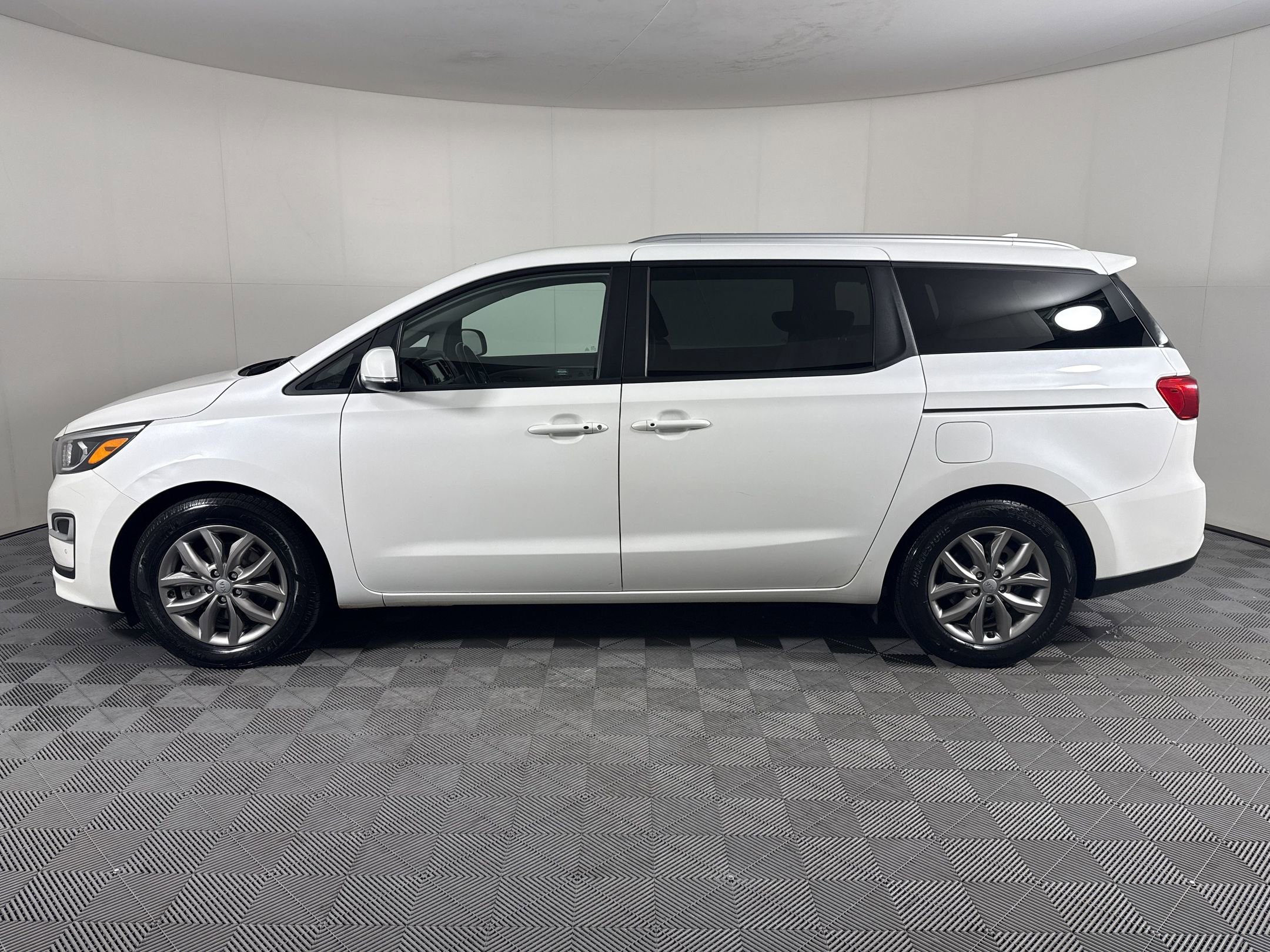 Used 2020 Kia Sedona EX FWD image 2