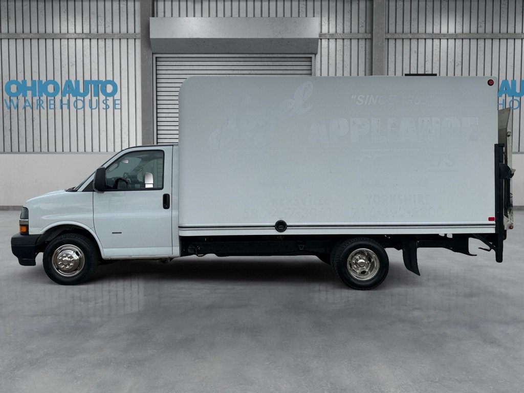 Used 2018 Chevrolet Express 3500 w/ Driver Convenience Package RWD image 4