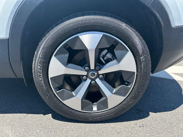 Certified 2025 Volvo XC40 B5 Plus AWD/4WD image 9