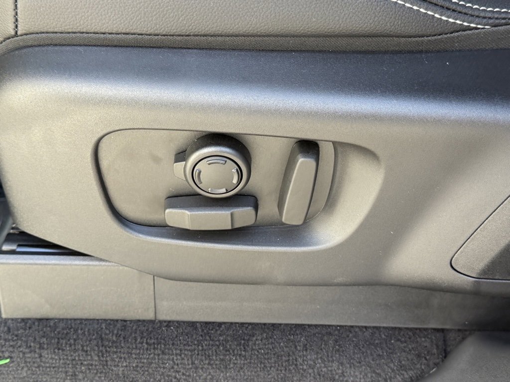 New 2025 Land Rover Discovery S image 13