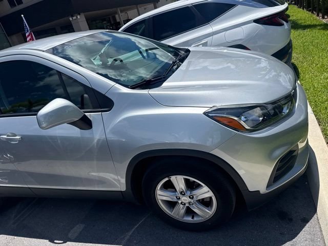 Used 2022 Chevrolet Trax LS w/ Tint and Cruise Package FWD image 4