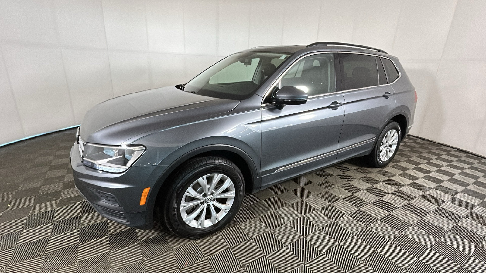 Used 2018 Volkswagen Tiguan SE w/ Panoramic Sunroof Package AWD/4WD image 8