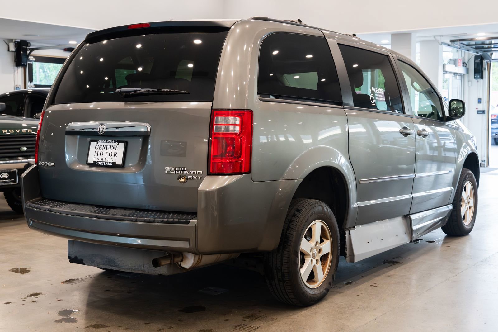 Used 2010 Dodge Grand Caravan SXT FWD image 4