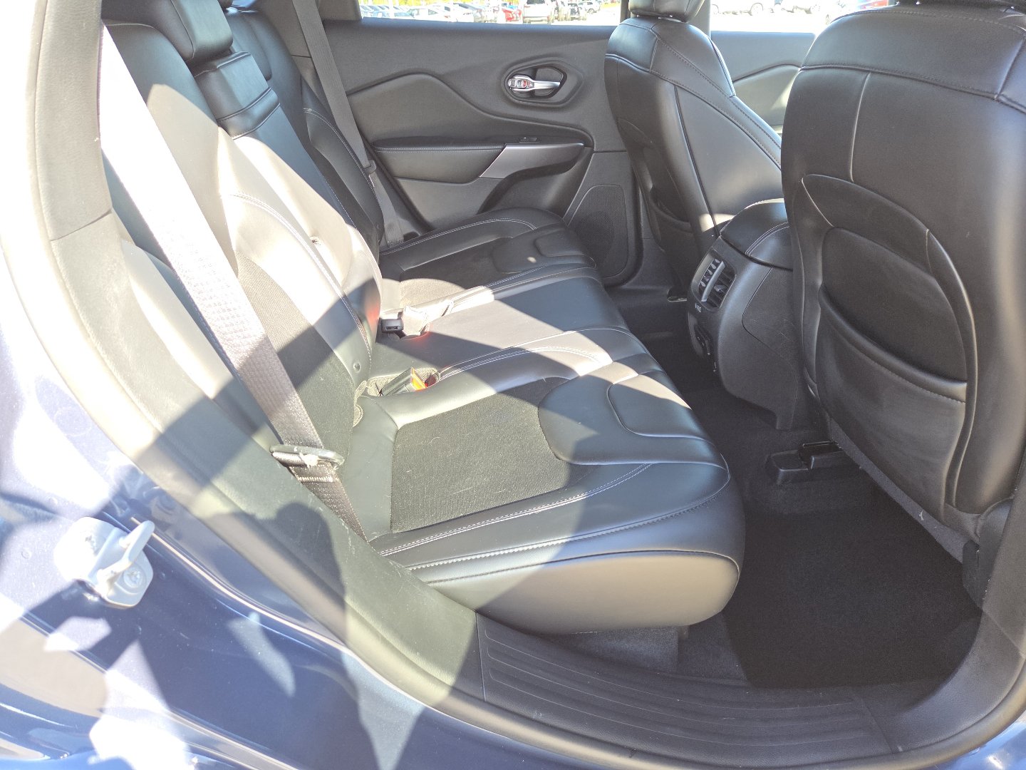 Used 2019 Jeep Cherokee Latitude Plus w/ Comfort/Convenience Group AWD/4WD image 21