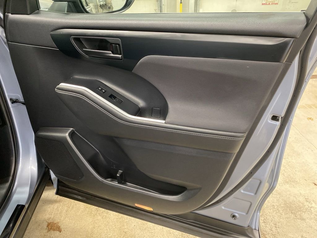 Used 2020 Toyota Highlander LE AWD/4WD image 23