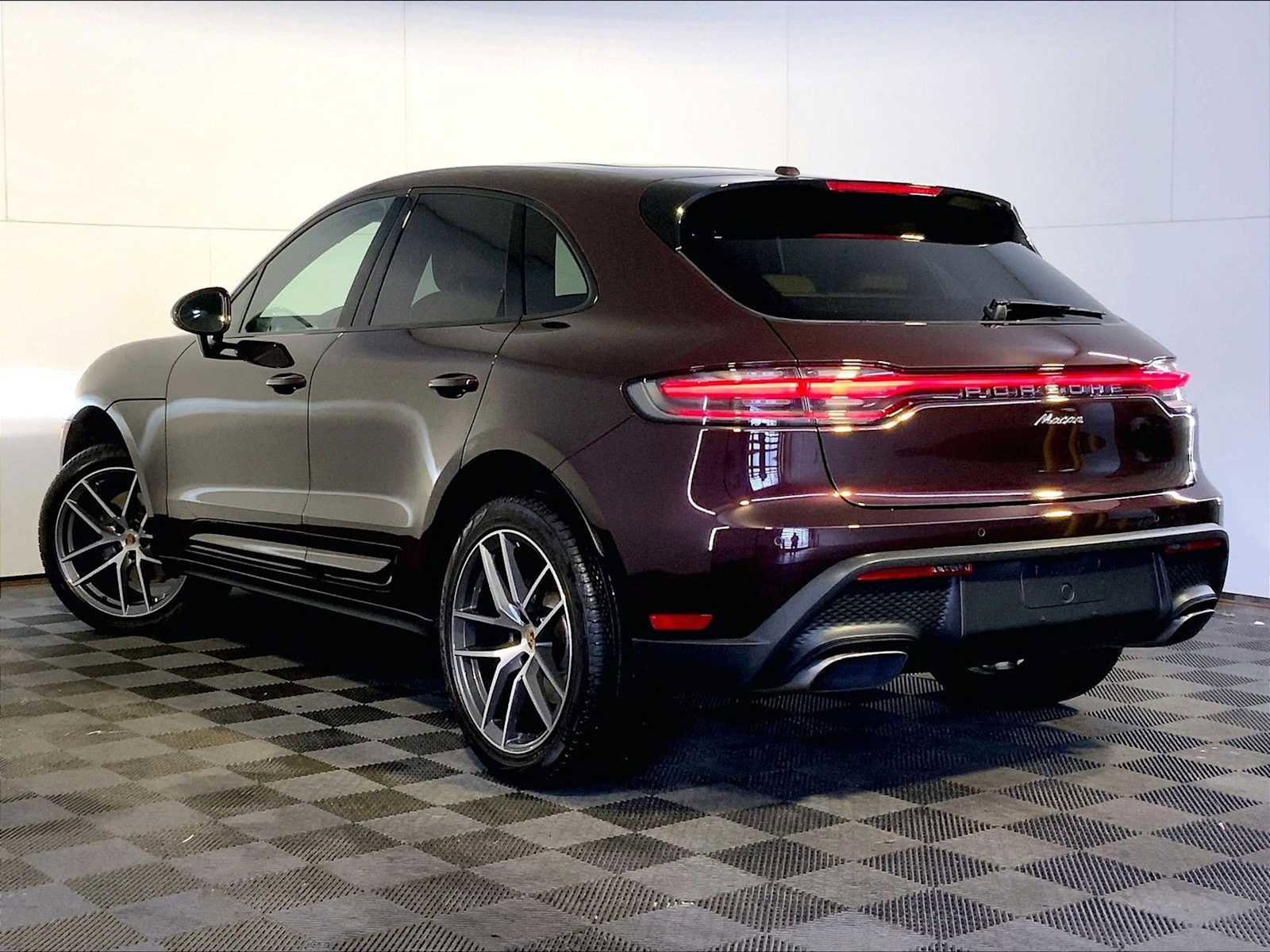 Certified 2024 Porsche Macan w/ Premium Plus Package AWD/4WD image 3