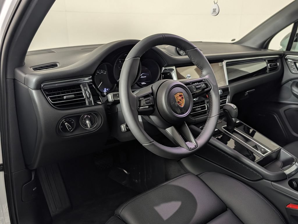 New 2026 Porsche Macan AWD/4WD image 4