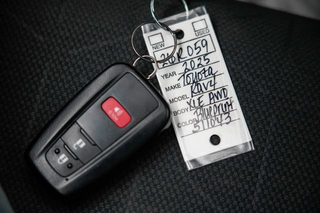 Used 2025 Toyota RAV4 XLE AWD/4WD image 25