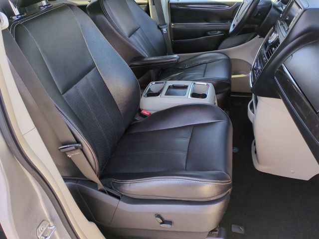 Used 2014 Chrysler Town & Country Touring-L w/ Driver Convenience Group image 27
