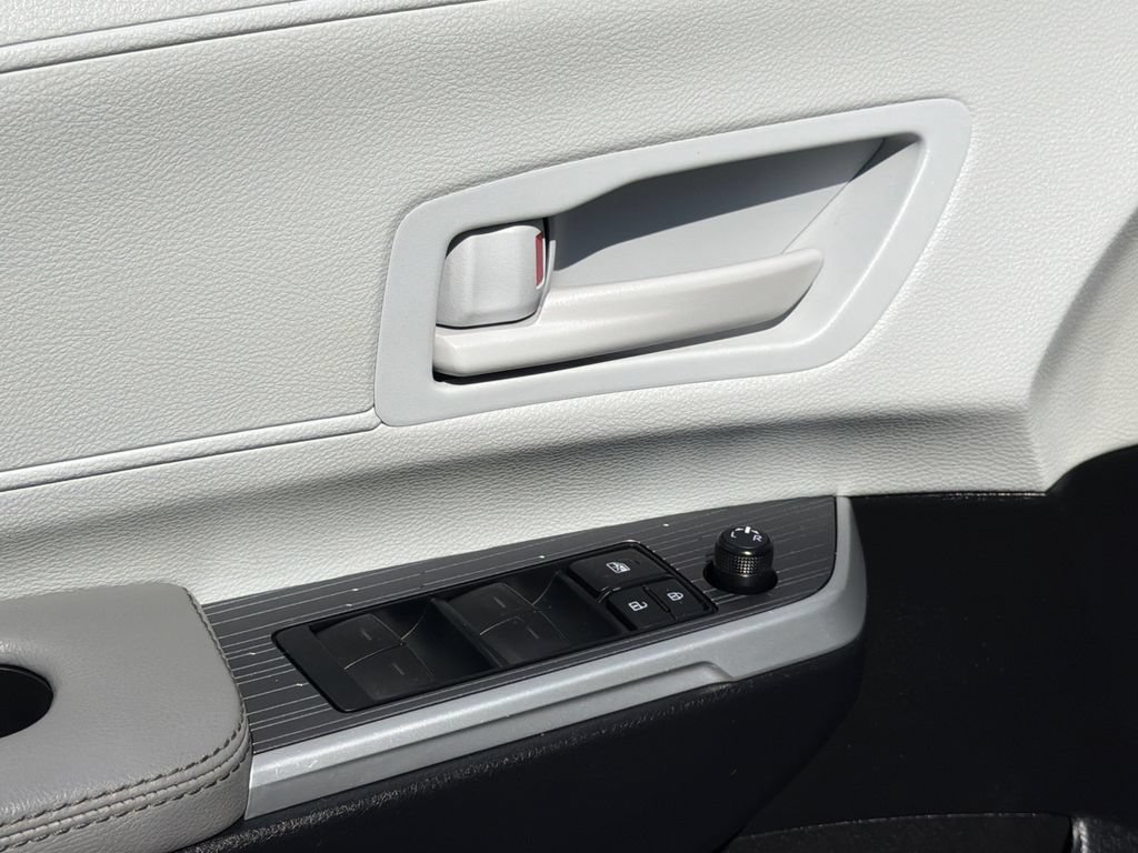 Used 2025 Toyota Sienna LE FWD image 19