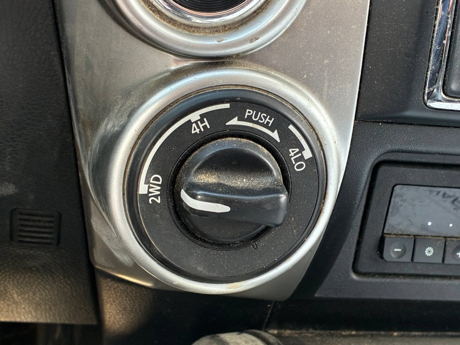 Used 2017 Nissan Titan SV AWD/4WD image 12