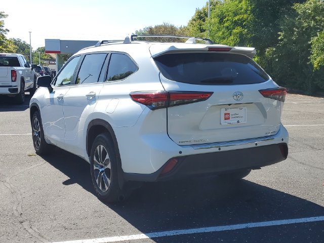 Used 2023 Toyota Highlander XLE AWD/4WD image 3