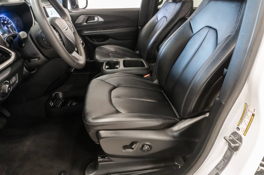 Used 2025 Chrysler Pacifica Select FWD image 10