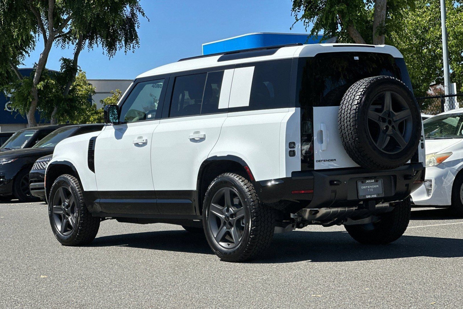 New 2026 Land Rover Defender 110 X-Dynamic SE AWD/4WD image 2