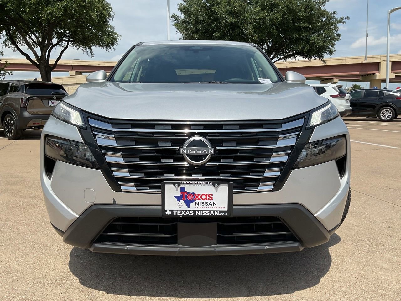 Used 2025 Nissan Rogue SV FWD image 2