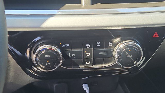 Used 2025 Chevrolet Trax LT w/ Sunroof Package FWD image 17