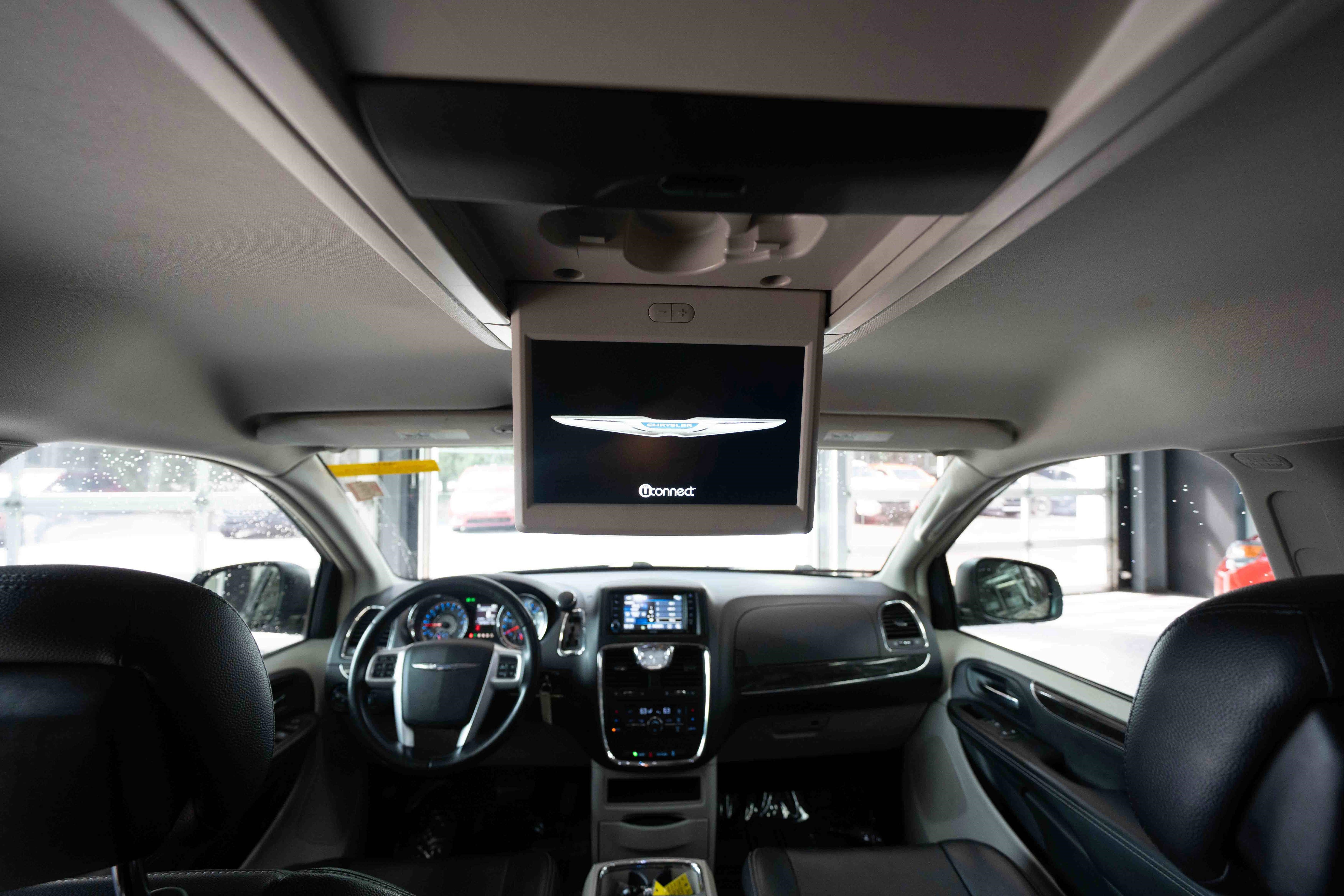 Used 2014 Chrysler Town & Country Touring image 21