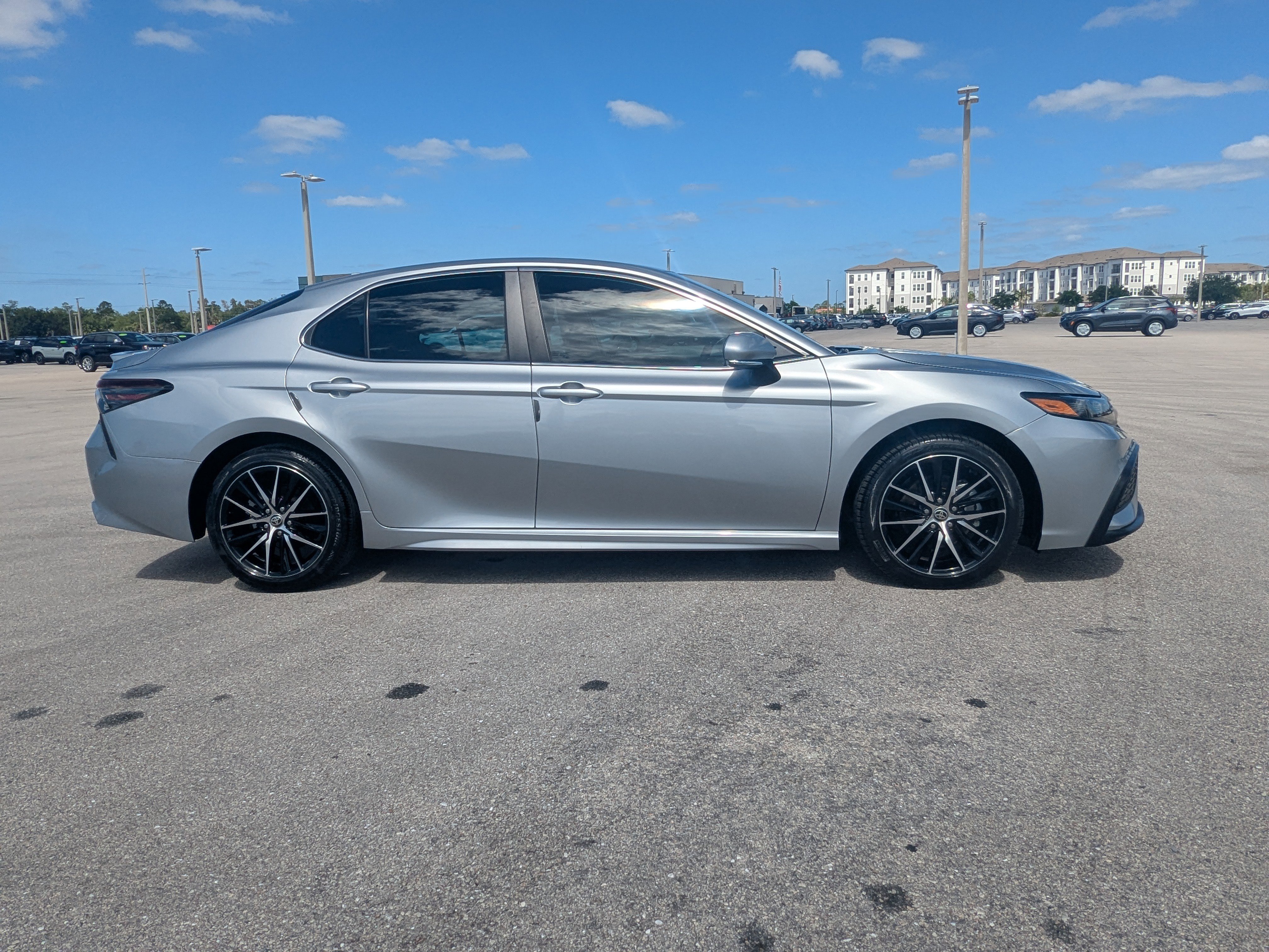 Used 2024 Toyota Camry SE FWD image 4