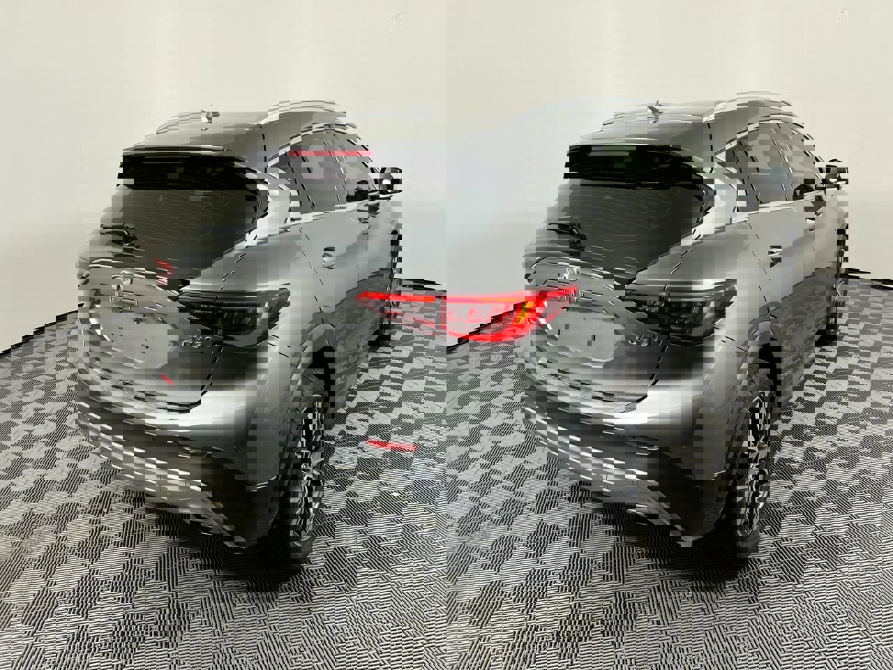 Used 2018 INFINITI QX30 Premium w/ Navigation Package image 3