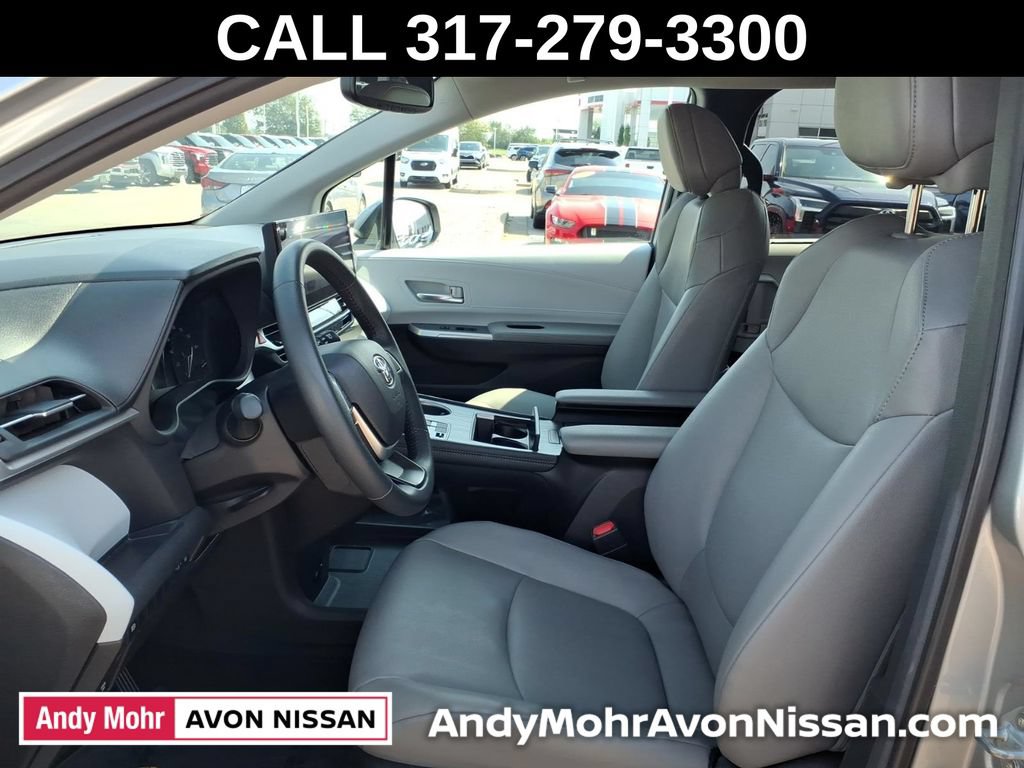 Used 2025 Toyota Sienna XLE FWD image 18