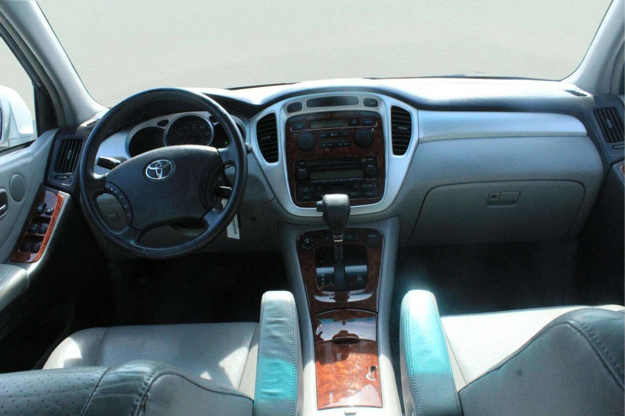 Used 2005 Toyota Highlander 4WD V6 w/ 3rd Row image 5