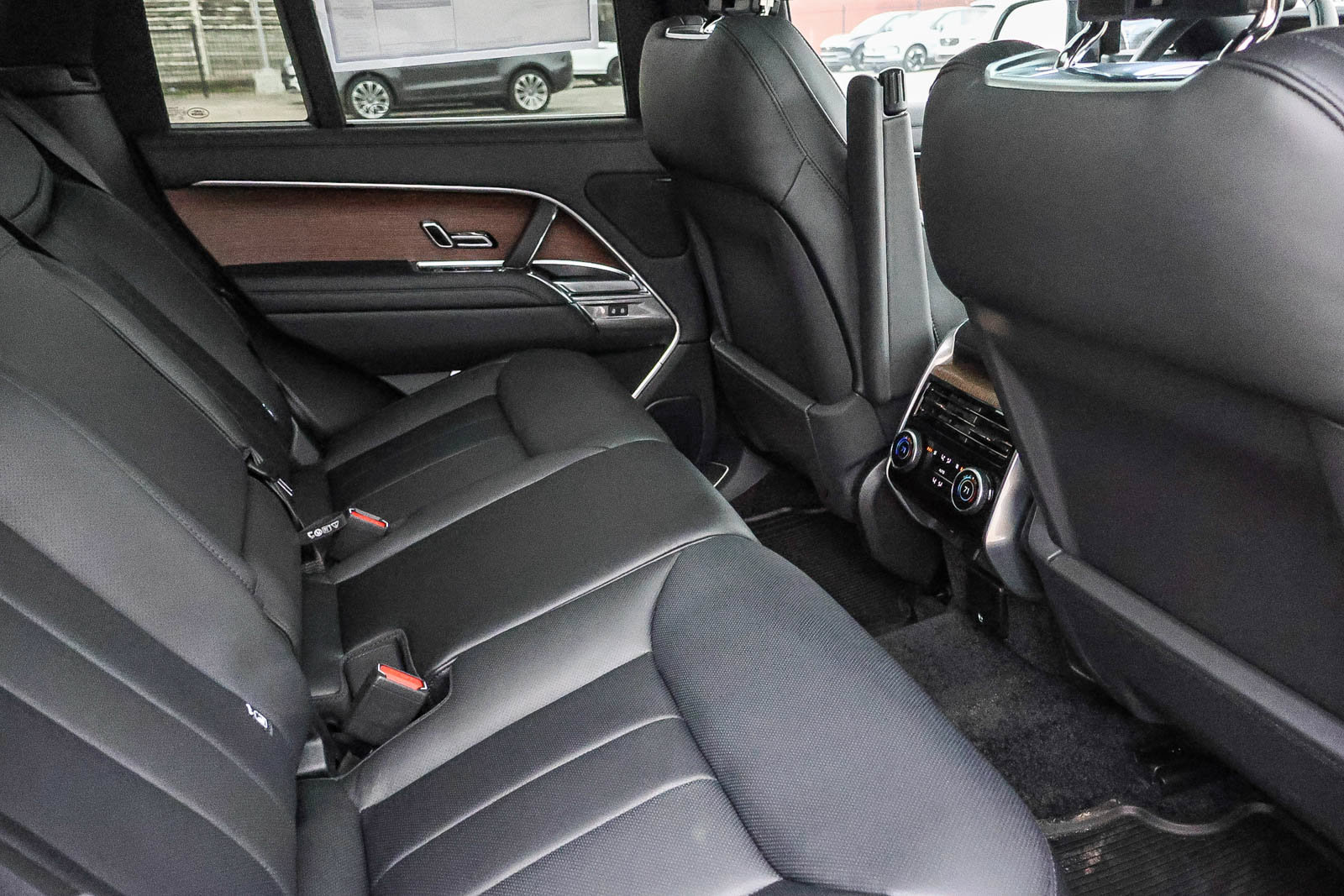 New 2025 Land Rover Range Rover SE AWD/4WD image 19