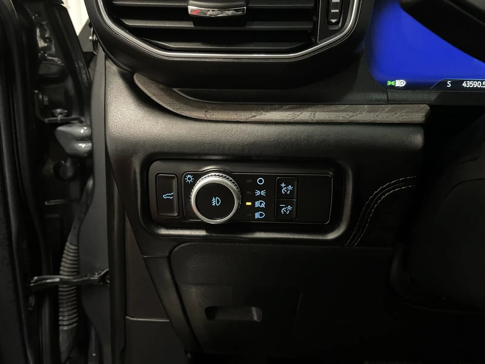 Used 2023 Ford Explorer Platinum w/ Technology Package AWD/4WD image 26